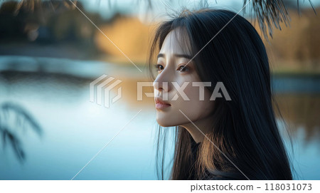 長髮女子看著湖 118031073