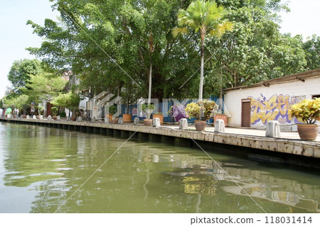 Riverside scenery of the Melaka River 118031414