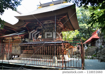Sanyasu Shrine, the god of child rearing in Shimooyacho, Maebashi City, Gunma Prefecture, shining in the morning sun 118031660