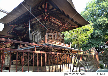 Sanyasu Shrine, the god of child rearing in Shimooyacho, Maebashi City, Gunma Prefecture, shining in the morning sun 118031661