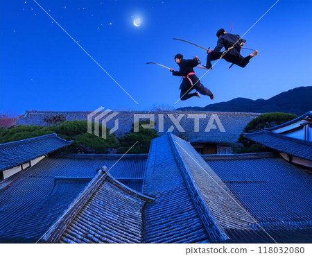 忍者從一個屋頂跳到另一個屋頂的圖像 118032080
