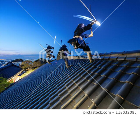 忍者從一個屋頂跳到另一個屋頂的圖像 118032083