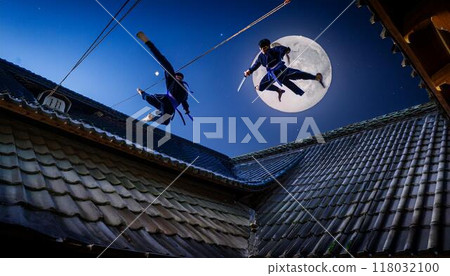 忍者從一個屋頂跳到另一個屋頂的圖像 忍者從一個屋頂跳到另一個屋頂的圖像 118032100