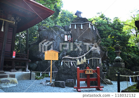 Sanyasu Shrine, the god of child rearing in Shimooyacho, Maebashi City, Gunma Prefecture, shining in the morning sun Sanyasu Shrine, the god of child rearing in Shimooyacho, Maebashi City, Gunma Prefecture, shining in the morning sun 118032132