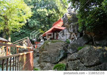Sanyasu Shrine, the god of child rearing in Shimooyacho, Maebashi City, Gunma Prefecture, shining in the morning sun Sanyasu Shrine, the god of child rearing in Shimooyacho, Maebashi City, Gunma Prefecture, shining in the morning sun 118032133