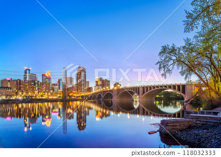 Minneapolis, Minnesota, USA on the Mississippi River 118032333