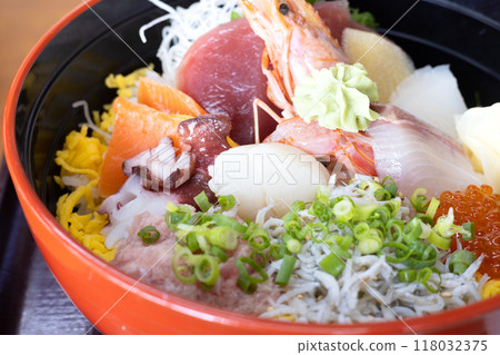 Delicious seafood bowl with lots of ingredients 118032375