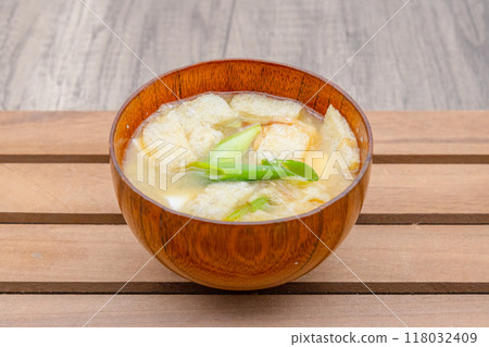 Fried tofu and green onion miso soup Fried tofu and green onion miso soup 118032409