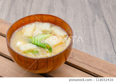 Fried tofu and green onion miso soup 118032410