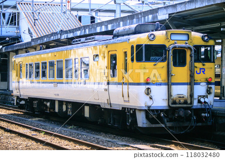 JR West Kiha 40 series diesel railcar (Hiroshima color) 118032480