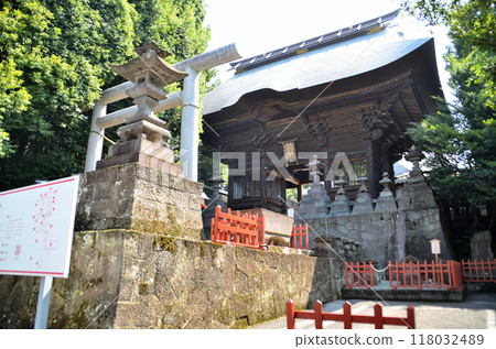 Sanyasu Shrine, the god of child rearing in Shimooyacho, Maebashi City, Gunma Prefecture, shining in the morning sun Sanyasu Shrine, the god of child rearing in Shimooyacho, Maebashi City, Gunma Prefecture, shining in the morning sun 118032489