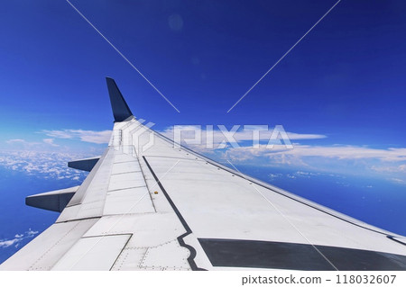 The wing of an airplane in level flight 118032607
