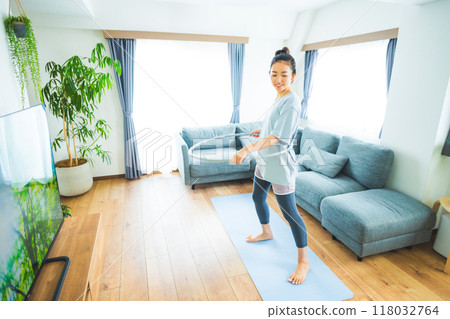 一個女人在客廳玩呼拉圈 118032764