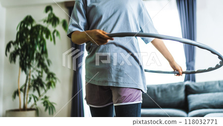 美麗的女人在家鍛煉 118032771