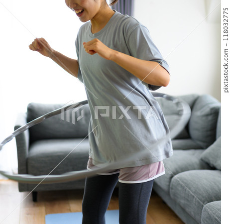 美麗的女人在家鍛煉 118032775