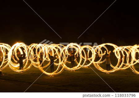 The spectacular light of the fire dance 118033796
