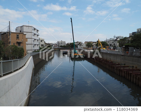 Autumn sky reflected in a city river 118034369