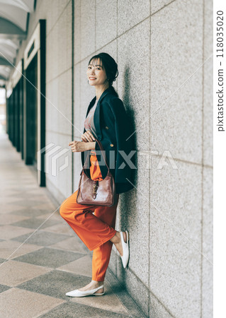 Stylish woman in her 30s 118035020