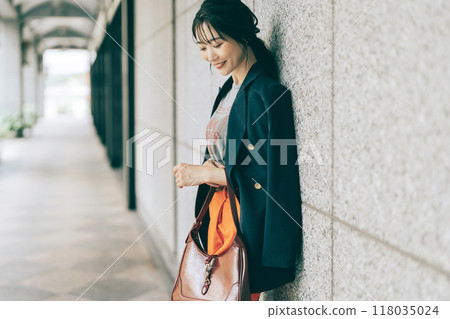 Stylish woman in her 30s 118035024