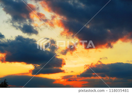 Dramatic scenery of a sunset sky with dark clouds 118035481