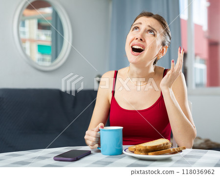 Screaming displeased young woman splashing out emotions Screaming displeased young woman splashing out emotions 118036962