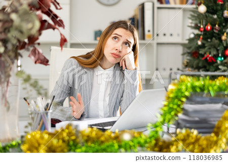 Unhappy business woman working during Christmas 118036985
