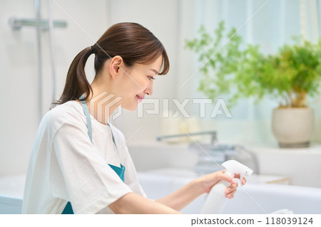 Housewife's housework image cleaning the bathroom 118039124