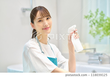 Housewife's housework image cleaning the bathroom 118039125
