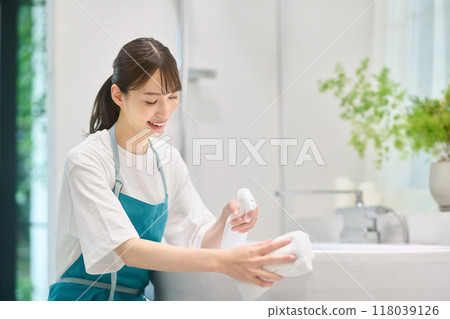Housewife's housework image cleaning the bathroom 118039126