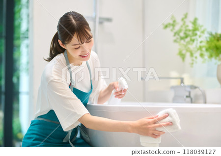 Housewife's housework image cleaning the bathroom 118039127