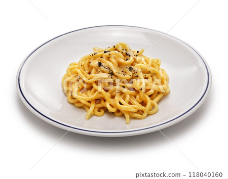Cacio e pepe, pasta with pecorino romano and pepper (hand-made tonnarelli), traditional Roman dish 118040160