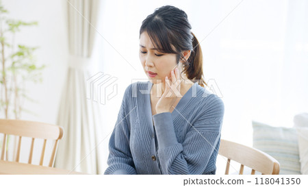 Woman with jaw and toothache Woman with jaw and toothache 118041350
