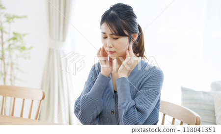 下巴和蛀牙疼痛的女性 118041351