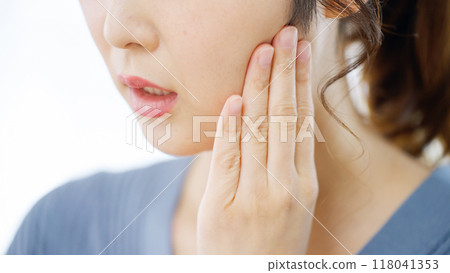 Woman with jaw and toothache 118041353