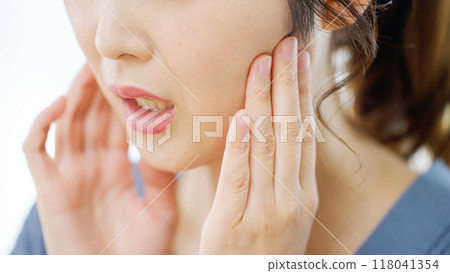 下巴和蛀牙疼痛的女性 下巴和蛀牙疼痛的女性 118041354