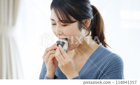 微笑著吃飯團的女人 微笑著吃飯團的女人 118041357