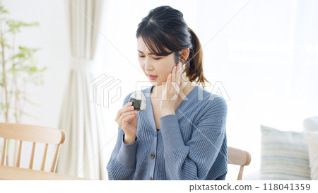 下巴和蛀牙疼痛的女性 下巴和蛀牙疼痛的女性 118041359