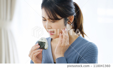 Woman with jaw and toothache 118041360