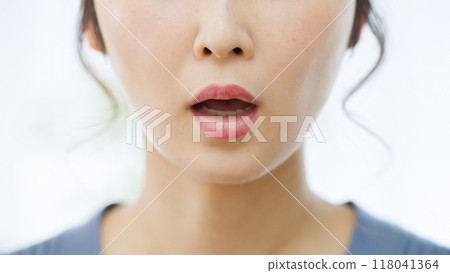 Women's mouth 118041364