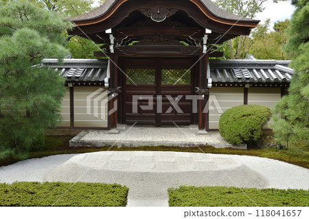 永觀堂禪林寺 - 從釋迦堂看見的竹門(唐門)和砂岩 永觀堂禪林寺 - 從釋迦堂看見的竹門(唐門)和砂岩 118041657