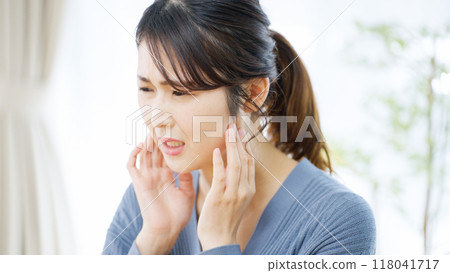 Woman with jaw and toothache 118041717