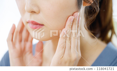 A woman with a face massage 118041721