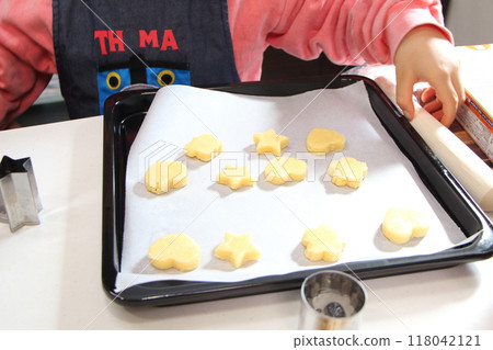 孩子們做餅乾 118042121