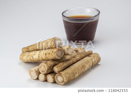 Freshly cut and delicious burdock 118042555