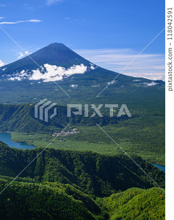 夏天的富士山和藍天（從山梨縣大嶽山附近） 118042591