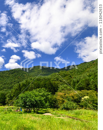 (Yamanashi Prefecture) Spectacular mountain ranges and summer skies near Lake Saiko Nemba (Yamanashi Prefecture) Spectacular mountain ranges and summer skies near Lake Saiko Nemba 118042653