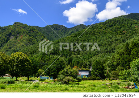 (Yamanashi Prefecture) Spectacular mountain ranges and summer skies near Lake Saiko Nemba 118042654