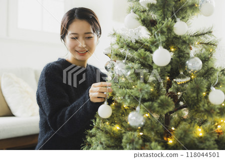 Christmas tree and women Christmas tree and women 118044501