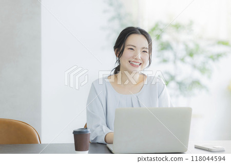 做遠距辦公的年輕女子 做遠距辦公的年輕女子 118044594