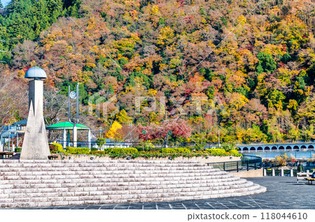 紅葉染紅的神奈川相模湖、相模湖公園和嵐山 118044610